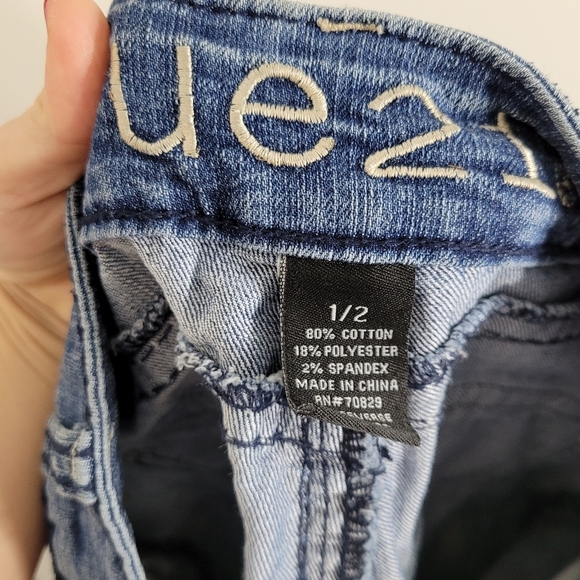 Women's Y2K Rue21 Blue Studded Cropped 3/4 Jeans Gem Pockets Classic Denim 1/2 - Picture 10 of 10